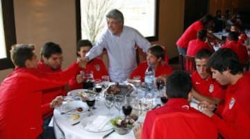 Enrique Cerezo saluda a los jugadores durante la comida.