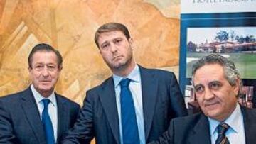 <b>ACTO CONCILIADOR. </b>Vega-Arango, Suárez y los presidentes de los hosteleros de ambas ciudades posaron en el Palacio de La Llorea.