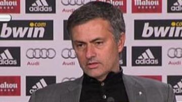 <b>POLÉMICO. </b>Mourinho exhibió ante los periodistas un papel con 13 supuestos errores de Clos.