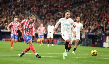 2-3. Pablo Barrios asiste al espacio para Antoine Griezmann,  dispara con la derecha y supera por abajo a ?lvaro Fernndez.