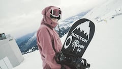 Maria Hidalgo posa con su tabla de snowboard durante el rodaje de Inside Me, el documental que explica su historia de superaci&oacute;n tras tres lesiones graves de rodilla. Pistas al fondo, chaqueta Burton, solo se le ven los ojos, mirando a c&aacute;mar