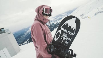 Maria Hidalgo posa con su tabla de snowboard durante el rodaje de Inside Me, el documental que explica su historia de superaci&oacute;n tras tres lesiones graves de rodilla. Pistas al fondo, chaqueta Burton, solo se le ven los ojos, mirando a c&aacute;mar