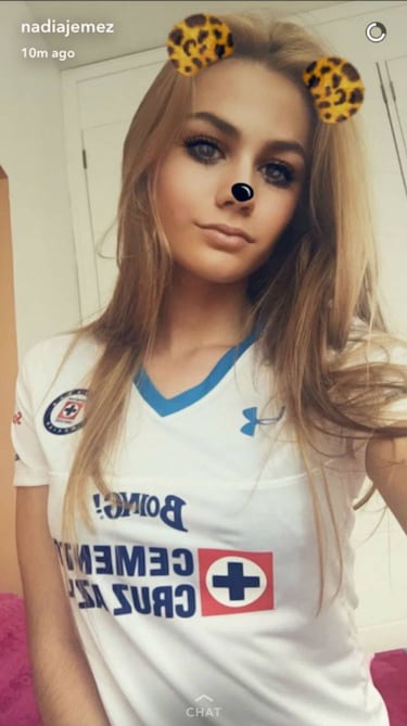 Hija de Paco Jémez apoya al Cruz Azul en el Estadio Azul