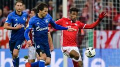 Kingsley Coman y Benjamin Stambouli porfiando por un bal&oacute;n.