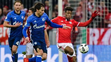 Kingsley Coman y Benjamin Stambouli porfiando por un bal&oacute;n.