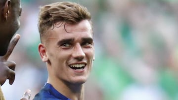 Football Soccer - France v Republic of Ireland - EURO 2016 - Round of 16 - Stade de Lyon, Lyon, France - 26/6/16
 France&#039;s Antoine Griezmann celebrates with team mates at the end of the match 
 REUTERS/Kai Pfaffenbach
 Livepic