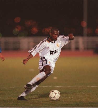 El camerunés, como es de sobra conocido, estuvo muy poco tiempo en el Real Madrid, pero aun así le dio tiempo a debutar en Champions con el equipo blanco en 1999 ante el Molde FK.