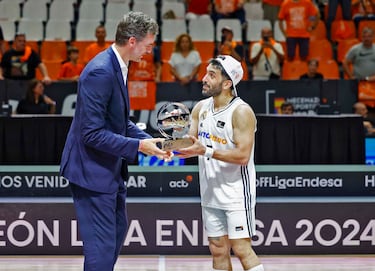 Facundo Campazzo recibe de manos de Pau Gasol el trofeo MVP como mejor jugador de la final.