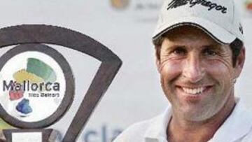 <B>RECUPERA LA SONRISA</B>. Jose María Olazabalposa con el trofeo que le acredita como ganador del Clásico de Mallorca, torneo perteneciente al circuito de la PGA.