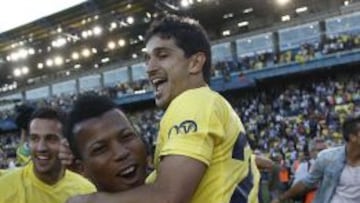 Jonathan Pereira (d), autor del tanto que permite subir al Villarreal a primera, celebrando la victoria con Uche (i)