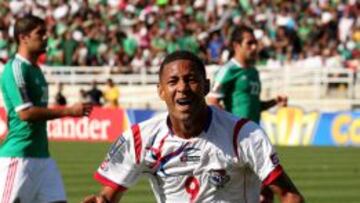 El paname&ntilde;o Gabriel Torres celebra el primero de los dos goles que marc&oacute; contra M&eacute;xico y que dieron la victoria a su selecci&oacute;n.