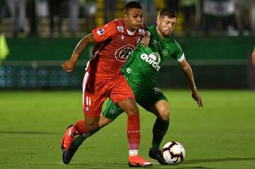 Yann Rolim (R) of Brazil's Chapecoense, vies for the ball with Juan Leiva (L) of Chile's Union La Calera, during their 2019 Copa Sudamericana football match held at Arena Conda stadium, in Chapeco, Brazil, on February 19, 2019. (Photo by NELSON ALMEIDA / AFP)