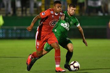 Yann Rolim (R) of Brazil's Chapecoense, vies for the ball with Juan Leiva (L) of Chile's Union La Calera, during their 2019 Copa Sudamericana football match held at Arena Conda stadium, in Chapeco, Brazil, on February 19, 2019. (Photo by NELSON ALMEIDA / AFP)