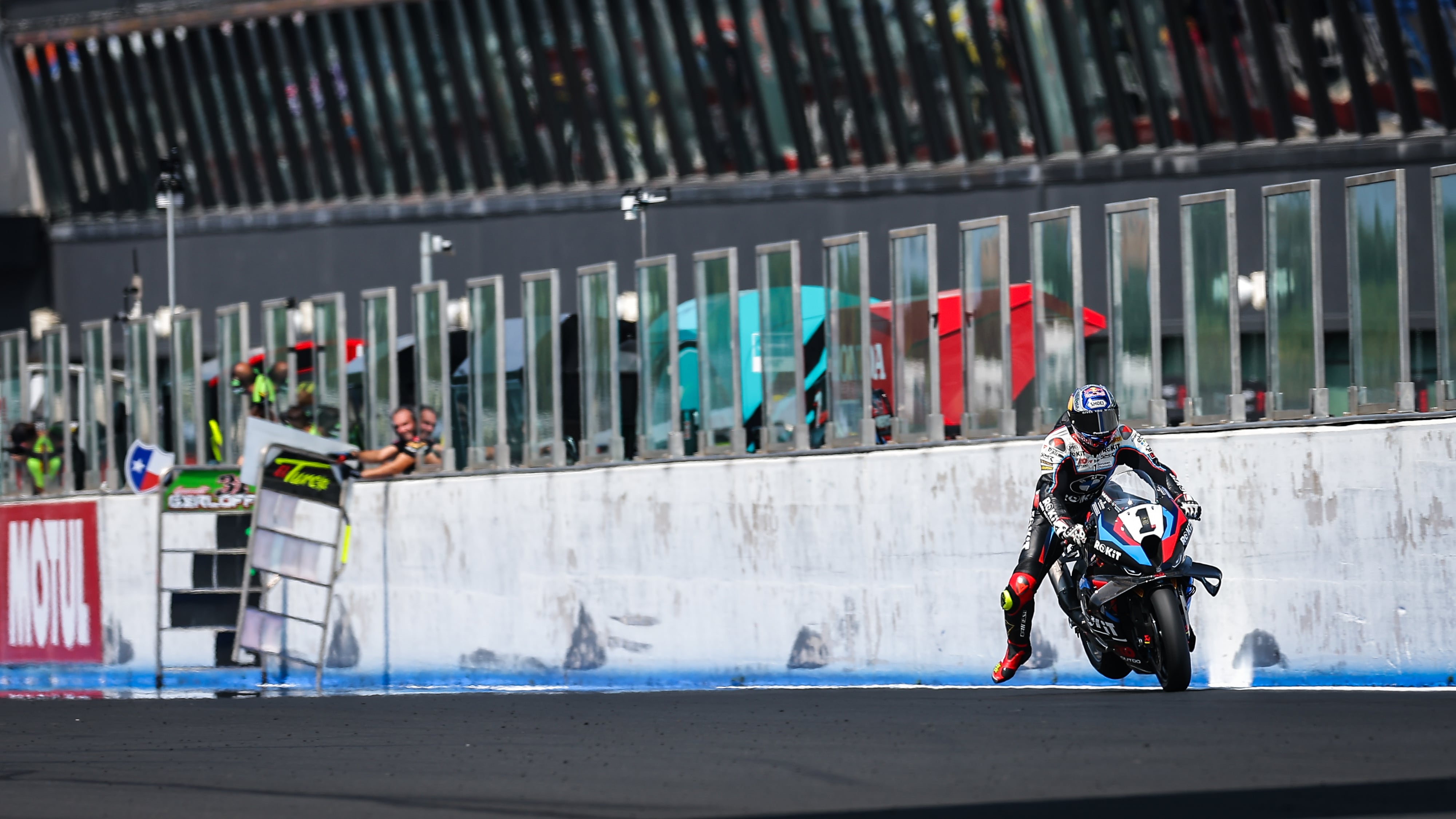 Toprak Razgatlioglu en Misano con la BMW de SBK.