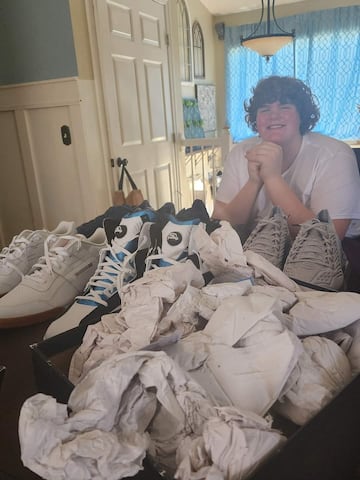 Eric Kilburn Jr., con las zapatillas de Shaquille O'Neal. FACEBOOK.