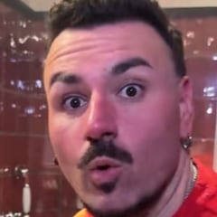 Está en un hotel, le entra hambre a las 2.00 y lo que hace escandaliza a algunos