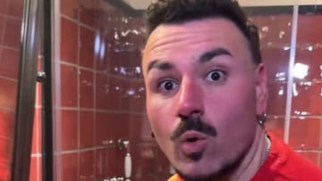 Está en un hotel, le entra hambre a las 2.00 y lo que hace escandaliza a algunos