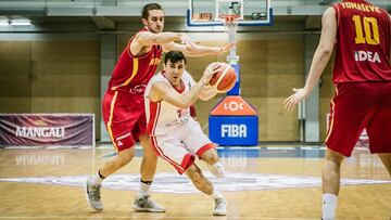 Cuevas trata de penetrar ante la defensa de Montenegro.