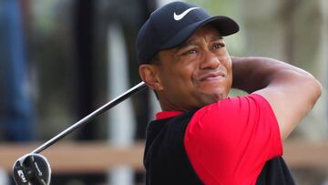 Tiger Woods golpea una bola en el hoyo 18 durante la última jornada del PGA ZOZO Championship en el Narashino Country Club de Inzai, Chiba.