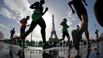 Corredores pasando por la Toorre Eiffel en la 42º Maratón de París.
