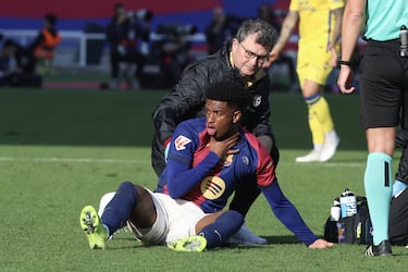 Ayudado a incorporarse, Balde se agarró del cuello notablemente dolorido.