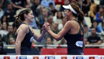 Alejandra Salazar y Marta Marrero celebran la victoria.