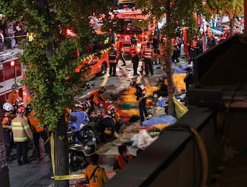 La avalancha en una zona de ocio de un barrio de Sel deja al menos 146 muertos y ms de un centenar de heridos. Segn la prensa surcoreana, las vctimas estaban celebrando Halloween y se quedaron atrapadas en un callejn. 