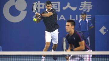 Novak Djokovic, junto a su hermano Djordje Djokovic durante un partido de dobles.