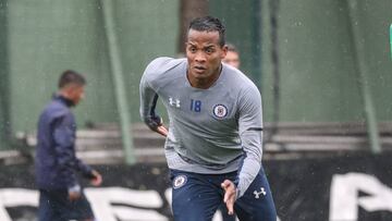 El delantero colombiano Andrés Rentería durante un entrenamiento con Cruz Azul