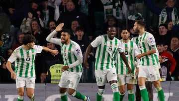SEVILLA, 21/12/2023.- El defensa del Betis Germán Pezzella (d) celebra junto a sus compañeros tras marcar el gol del empate a uno ante el Girona, durante el partido de LaLiga de fútbol que Real Betis y Girona FC han disputado hoy jueves en el estadio Benito Villamarín, en Sevilla. EFE/Julio Muñoz