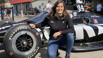 Tatiana Calder&oacute;n posa con el monoplaza de la IndyCar que pilotar&aacute; en 2022.
