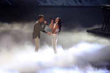 Alex Pall, Andrew Taggart and Halsey durante su actuación en la gala