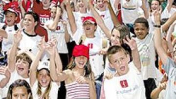 <b>CON MADRID 2012, AL CIELO</b>. 5.000 niños ilusionados celebraron así la nominación olímpica en La Peineta.