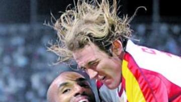 <b>EL HÉROE. </b>Kanouté y Capel felicitan a Luis Fabiano por su gol.