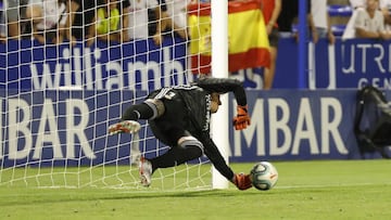 Cristian &Aacute;lvarez detiene uno de los tres penaltis parados al Alav&eacute;s.