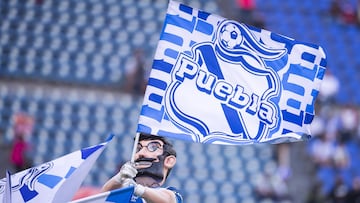 Foto de una de las mascotas del Puebla previo a un partido de La Franja.