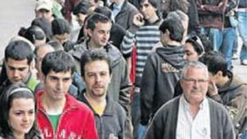 <b>DE ESPERA. </b>Los hinchas hacen cola en San Mamés.