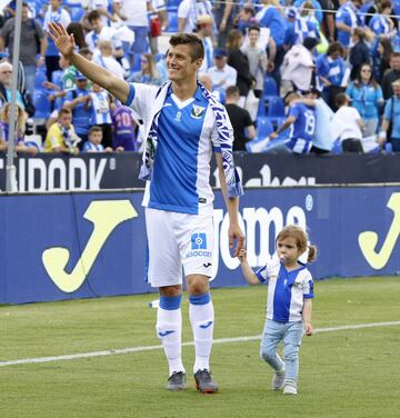 Tiempo después, 37 partidos más tarde de aquel debut, y después de haber logrado la salvación (en Copa también se consiguió la gesta de llegar a semis tras tumbar al Real Madrid en el Bernabéu), el Leganés cerró en Butarque el 19 de mayo de 2018 la temporada. Cerró eso y algo más. Mucho más. Esa última jornada frente al Betis (triunfo del Leganés 3-2) supuso la despedida de los dos mitos más importantes quizá de sus 90 años de historia. Asier Garitano dijo adiós a Butarque tras cinco años en los que ascendió al equipo de Segunda B a Primera en apenas tres años. También se fue con él Mantovani, capitán del equipo y referencia máxima de sus valores. Hubo también un tercer emblema que dijo adiós, aunque él no lo sabía. Serantes disputó aquella tarde su último partido oficial como pepinero. El pasado mes de diciembre dejó el Leganés sin disputar ni un encuentro más tras aquel choque.
