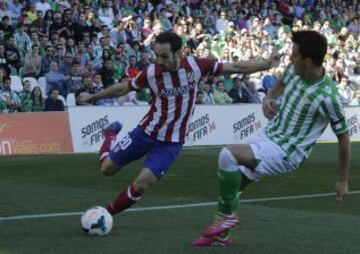 Juanfran con el balón.