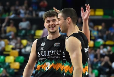 Un ciclón amarillo barre al Bilbao Basket en Miribilla