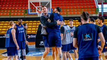 Fran Guerra y Santi Yusta se abrazan en el aire en una entrenamiento de Selección en Ourense.