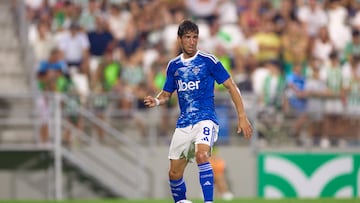 LA LINEA DE LA CONCEPCION, SPAIN - AUGUST 06: Sergi Roberto of Como 1907 in action during the Pre-Season Friendly match between Real Betis Balompie and Como 1907 at Estadio Municipal de la Linea on August 06, 2025 in La Linea de la Concepcion, Spain. (Photo by Fran Santiago/Getty Images)