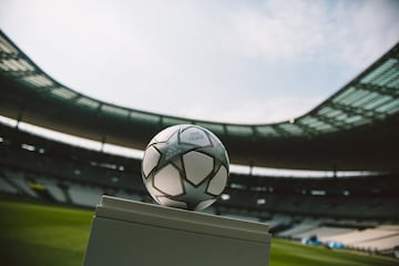 Adidas ha dado a conocer el balón para la final de la Champions 2022 en París entre el Real Madrid y el Liverpool. Utilizando uno de los escenarios más grandes del deporte como una oportunidad para unir al mundo en un mensaje global de paz, el balón está inscrito con las palabras 'мир |  PEACE' . El balón no estará a la venta, sin embargo, el balón se subastará después del partido y las ganancias se destinarán a ACNUR, la Agencia de la ONU para los Refugiados, para ayudar a proteger a las personas obligadas a huir de sus hogares debido al conflicto y la persecución.