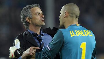 José Mourinho y Víctor Valdés se encaran tras el partido de semifinales de Champions League entre FC Barcelona e Inter de Milán en 2010.