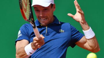 Roberto Bautista devuelve la bola ante Peter Gojowczyk durante su partido de primera ronda del Masters 1.000 de Montecarlo.