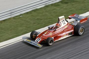 La victoria en la última carrera en el Gran Premio de Estados Unidos le valió al austríaco Niki Lauda para alzarse con su primer campeonato del mundo en 1975 con Ferrari.