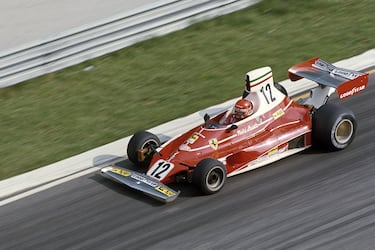 La victoria en la última carrera en el Gran Premio de Estados Unidos le valió al austríaco Niki Lauda para alzarse con su primer campeonato del mundo en 1975 con Ferrari.