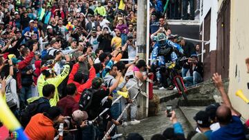 Piloto de MTB entre las masas que se acercan a ver las Enduro World Series, que han reestructurado su calendario en 2020 por el coronavirus.