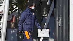 Javi Gracia, con una carpeta con indicaciones del C&aacute;diz, en el &uacute;ltimo entrenamiento del Valencia.