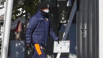 Javi Gracia, con una carpeta con indicaciones del Cádiz, en el último entrenamiento del Valencia.
